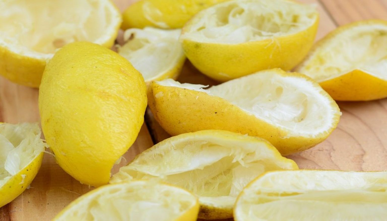 Кожура лимона рецепт. Лимонная корка. Кожура лимона. Разрезанный лимон. Цедра лимона сушеная.