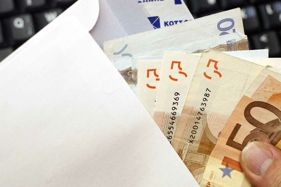 Φάκελος 8 εκατομμυρίων ευρώ κλονίζει το Μαξίμου φάκελος ευρώ