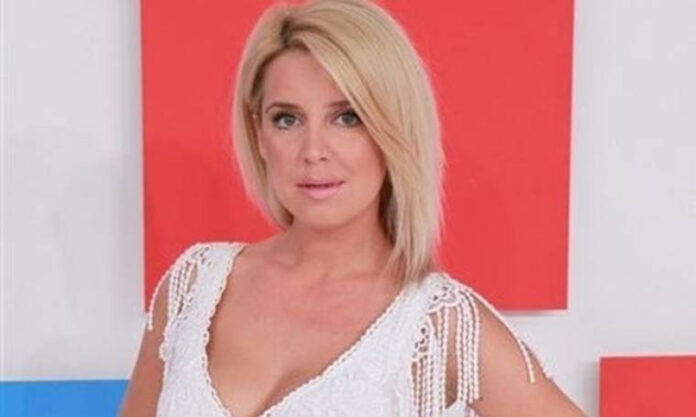 H Ιωάννα Βάσσου μας λέει τις ειδήσεις κι εμείς... ούτε που την ακούμε (μόνο τη χαζεύουμε)!