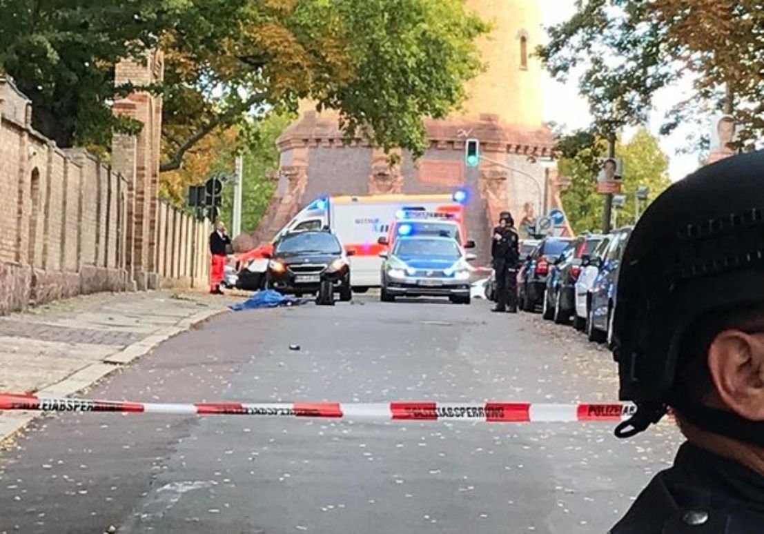 Теракт в синагоге в москве. Стрельба в синагоге Германия. В Германии неизвестный открыл стрельбу. Оружие напавшего на синагогу в Германии.