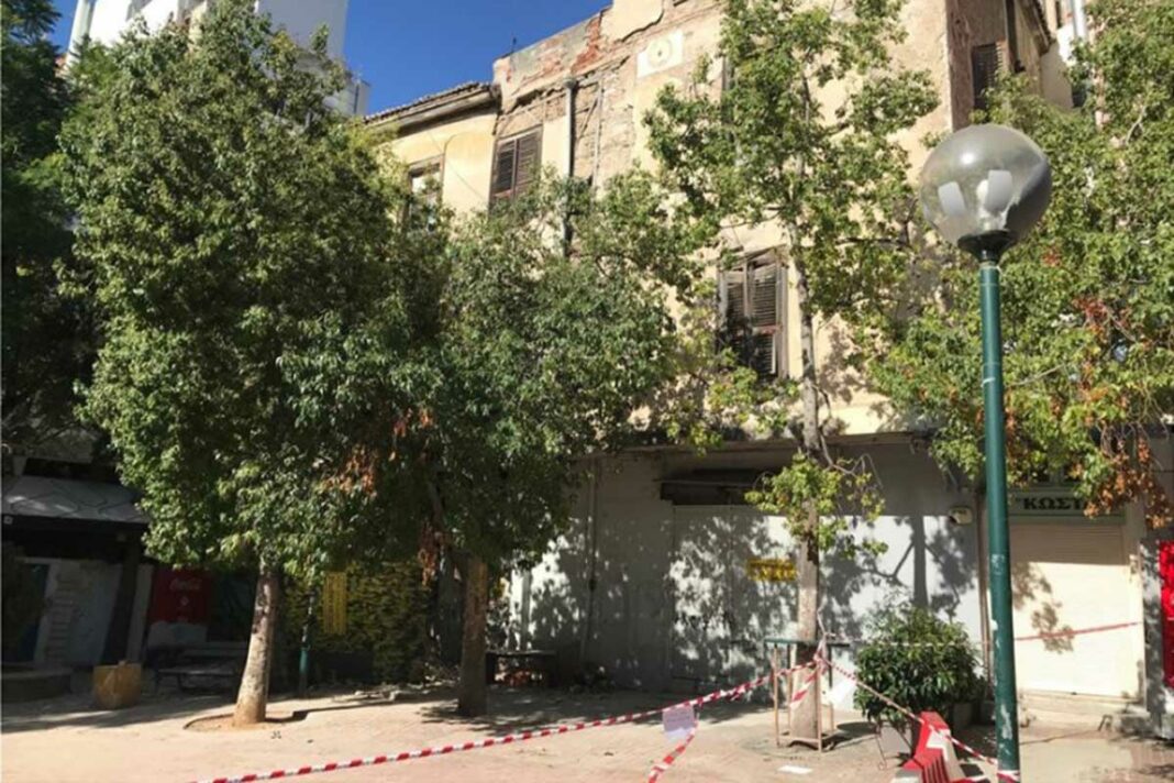 Πέφτουν σοβάδες από κτίριο στο κέντρο της Αθήνας κτίριο σοβάδες