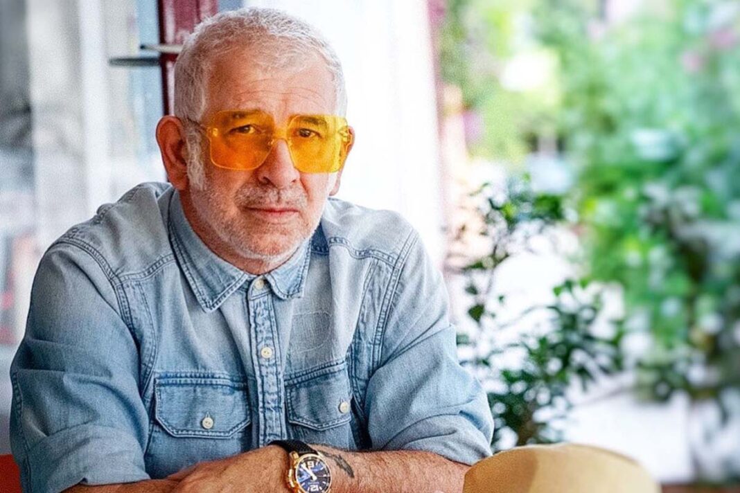 Ξεμύτισε ο Πέτρος Φιλιππίδης μετά τη δίωξη για βιασμό - Η πρώτη φωτογραφία του με καπέλο και γυαλιά Πέτρος Φιλιππίδης