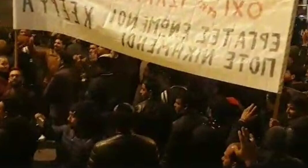 Οι Πακιστανοί παρελαύνουν την ώρα που περιορίζεται η λιτανεία του Αγ. Δημητρίου