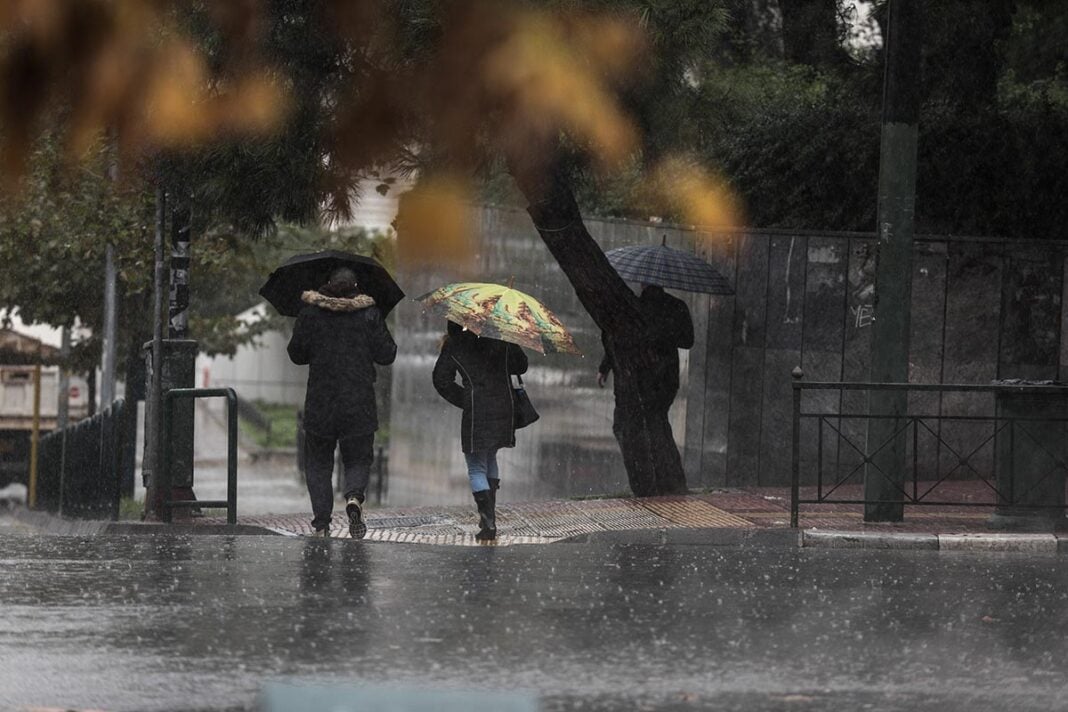 Αγνοείται νεαρός ψαράς στην Αμφιλοχία – Ζημιές από την καταιγίδα στη Βόρεια Εύβοια (video) βροχή ομπρέλες