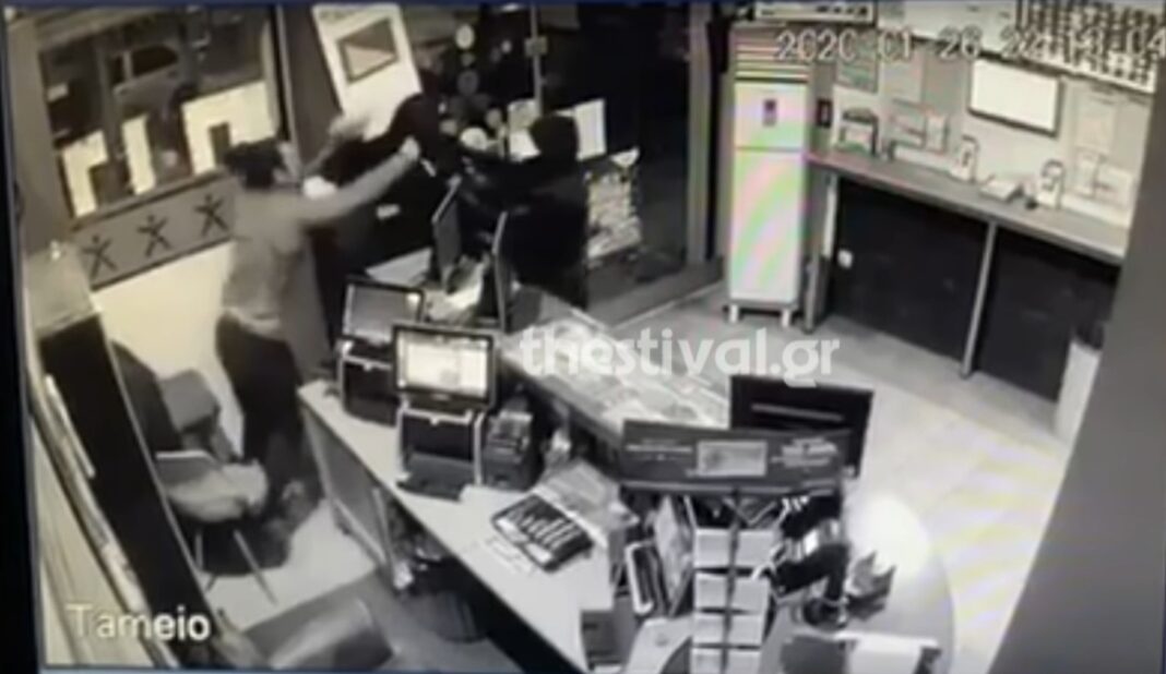 Ιδιοκτήτης πρακτορείου ΠΡΟ-ΠΟ έσπασε στο ξύλο κουκουλοφόρους ληστές! Δείτε το βίντεο Βίντεο ληστείας