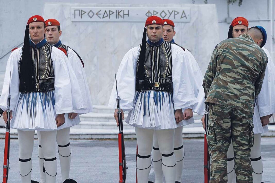 Τα τσαρούχια των Ευζώνων ενοχλούν την Κυρία Πρόεδρο Εύζωνες