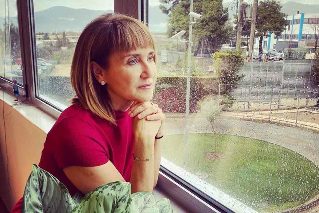 Η Μάρα Ζαχαρέα βάφεται με όλες τις προφυλάξεις για το δελτίο ειδήσεων Μάρα Ζαχαρέα