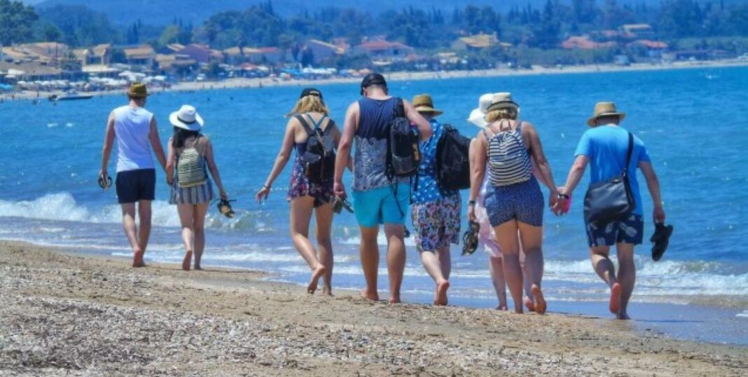 Αποικία ξένων τουριστών! διακοπες τουριστες