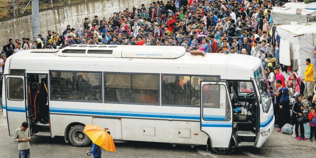 Απόρρητα κονδύλια και μυστικές αναθέσεις! Τα «λεφτόδεντρα» ανθίζουν μόνο για τους μετανάστες μεταναστες σε μεταφορα