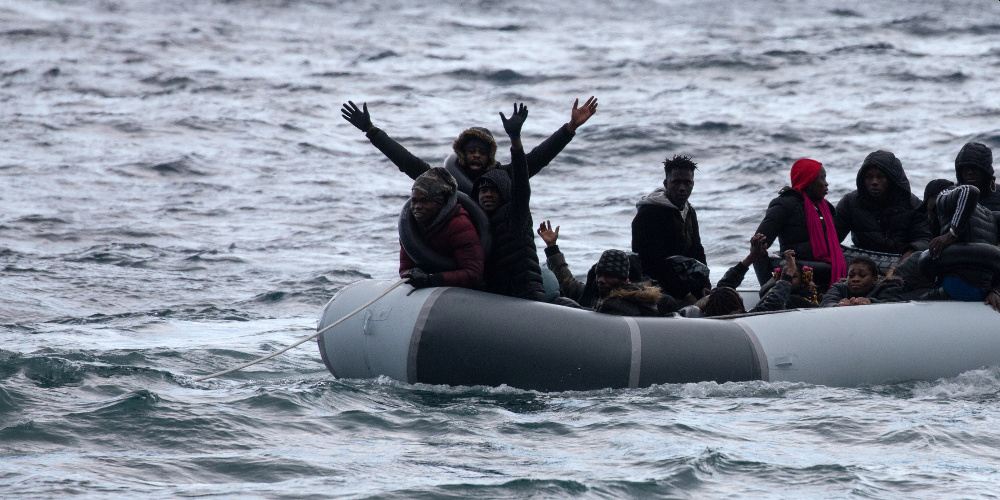 Εδεσε» στη Λέσβο άλλη μία βάρκα με 40 πρόσφυγες και μετανάστες ...