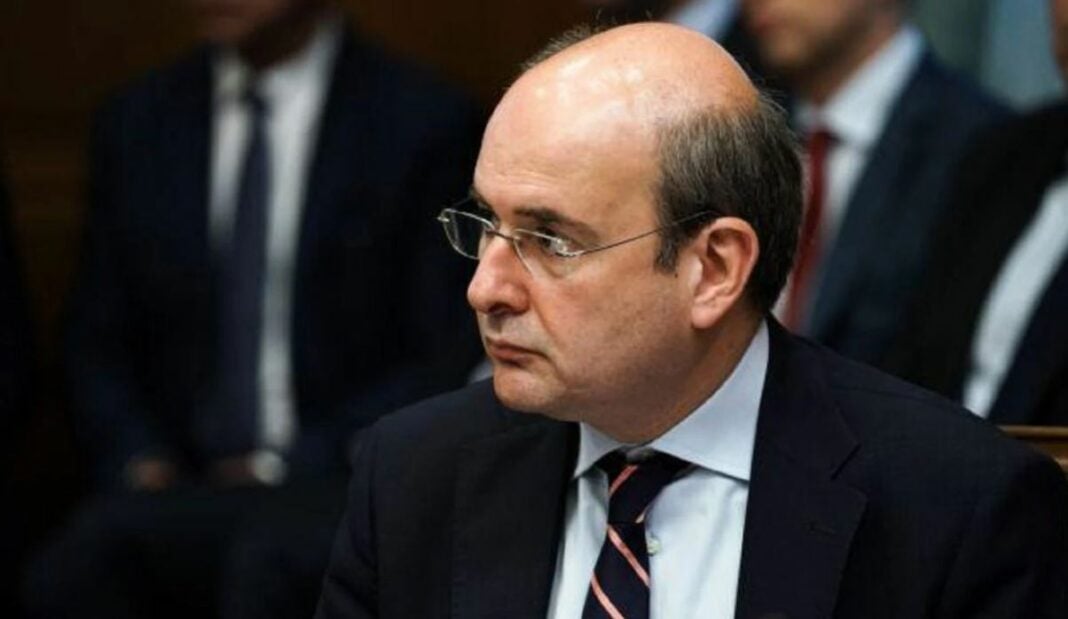 Ο Χατζηδάκης «έκρυψε» το νέο φόρο στο ντίζελ κίνησης, μέσα σε μια πολυσέλιδη ανακοίνωση... 1.800 λέξεων! Χατζηδάκης