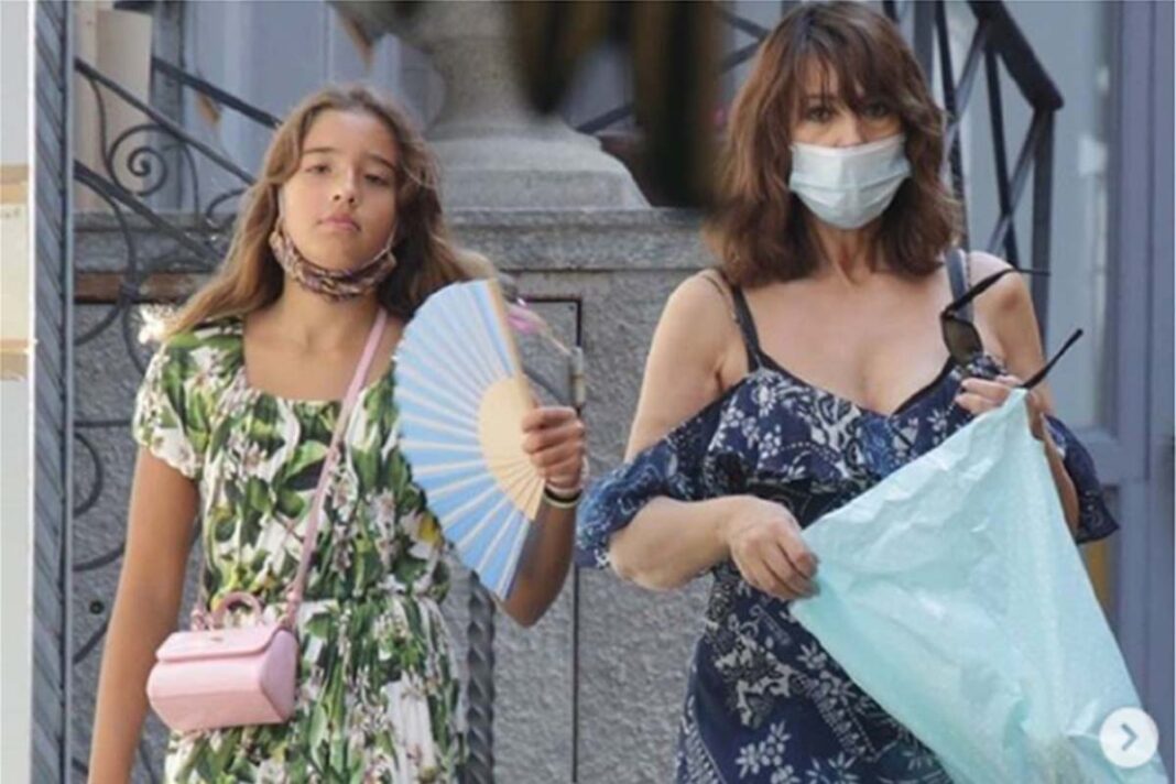Η Μόνικα Μπελούτσι «μάγεψε» με την παρουσία της στα ελληνικά νησιά