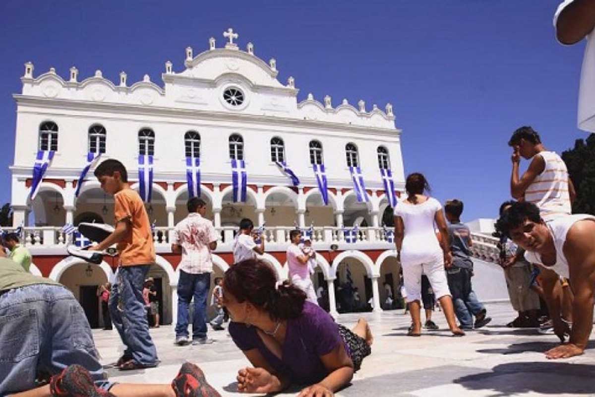 И является популярным среди. Остров Тинос храм Благовещенья. 15 Августа 1940 остров Тинос. Паломники на коленях. Паломники в Греции.
