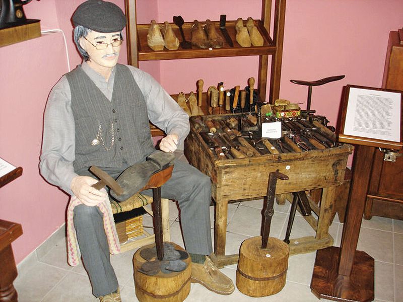 Πυροσβέστης έφτιαξε λαογραφικό μουσείο με 20.000 αντικείμενα στα Τρίκαλα!