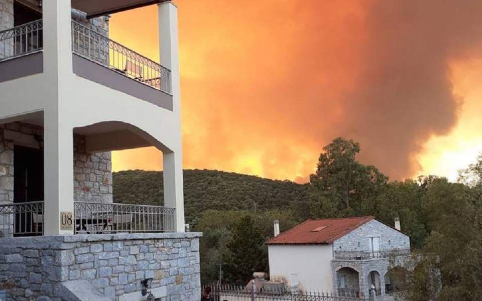 Πυρκαγιά στην Ανατολική Μάνη: Συνεχείς αναζωπυρώσεις λόγω τον ισχυρών ανέμων – Ενεργοποιήθηκε το Copernicus 27