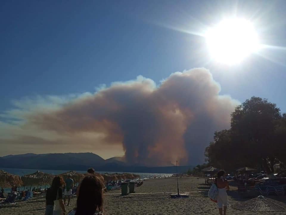 Πυρκαγιά στην Ανατολική Μάνη: Συνεχείς αναζωπυρώσεις λόγω τον ισχυρών ανέμων – Ενεργοποιήθηκε το Copernicus 31