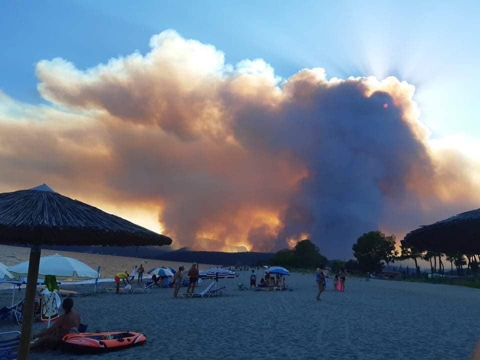 Πυρκαγιά στην Ανατολική Μάνη: Συνεχείς αναζωπυρώσεις λόγω τον ισχυρών ανέμων – Ενεργοποιήθηκε το Copernicus 30