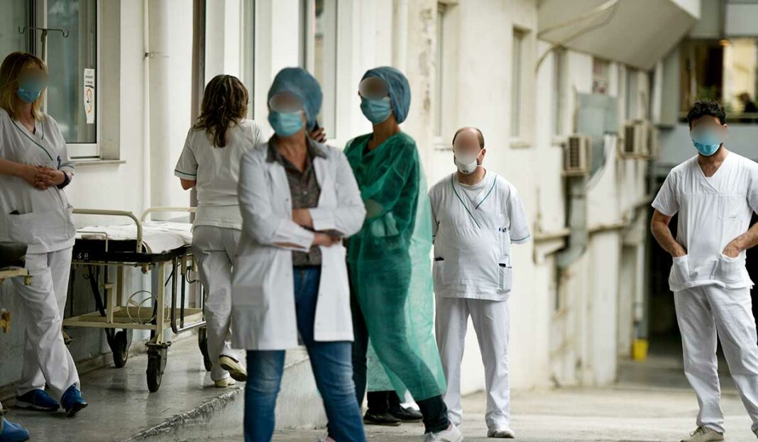 Οι υγειονομικοί επαναστατούν: Θα παραμείνουν ανεμβολίαστοι κι ας αντιμετωπίσουν τις συνέπειες του νόμου! γιατροί