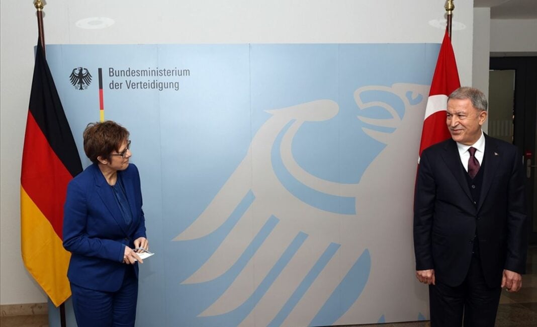 Μόνο «συγγνώμη για την ενόχληση» δεν ζήτησε από την Τουρκία η Γερμανίδα Υπουργό Άμυνας (video, pics)
