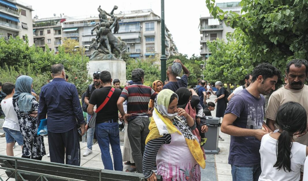 πλατεία βικτωριας μετανάστες