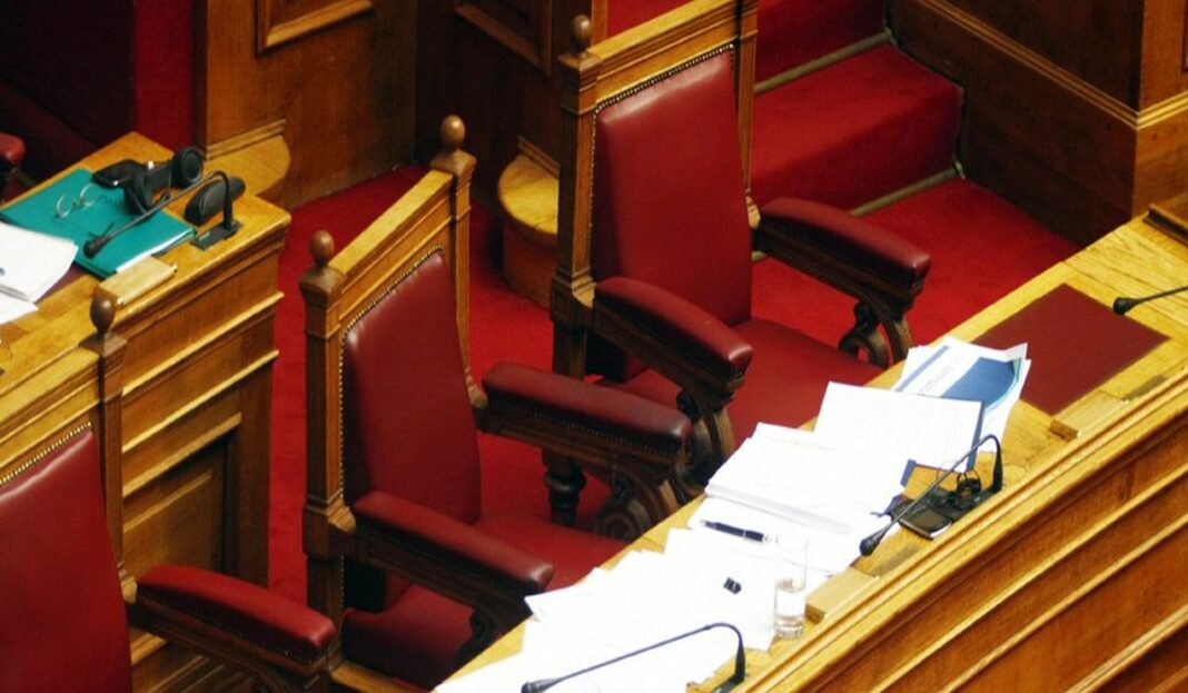 Φουλ επίθεση της κυβέρνησης στην Επιτροπή των ειδικών! Μετακυλύει όλες τις ευθύνες στους λοιμωξιολόγους βουλή άδειες καρέκλες