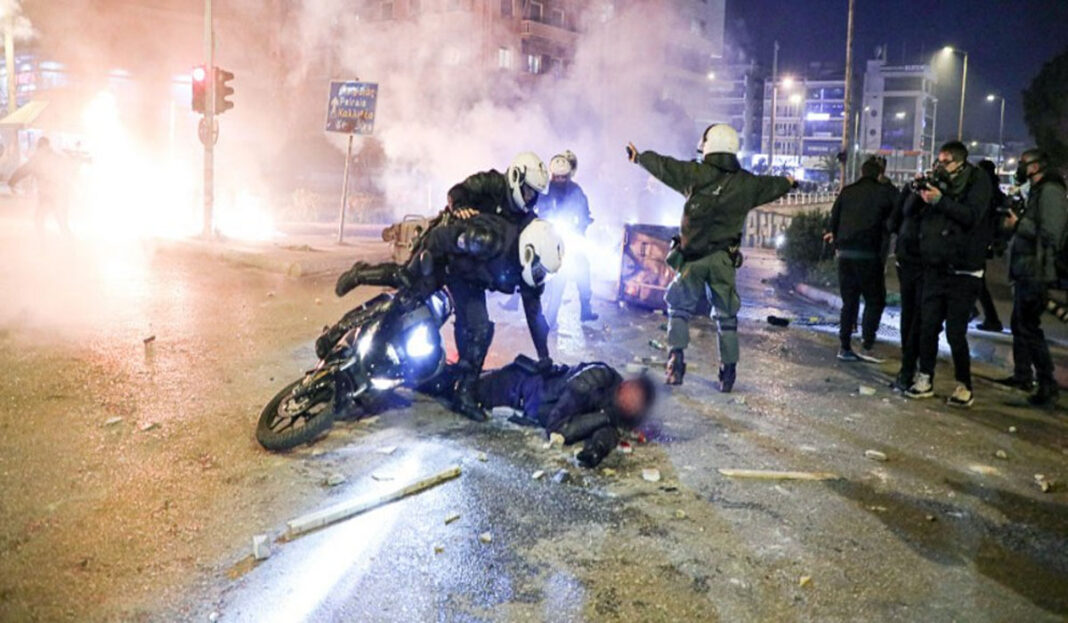 Μέγα φιάσκο: Αποφυλακίστηκε ο «Ινδιάνος» που τον κατηγόρησαν για τη δολοφονική επίθεση σε αστυνομικό στη Ν. Σμύρνη epeisodia nea smyrnh