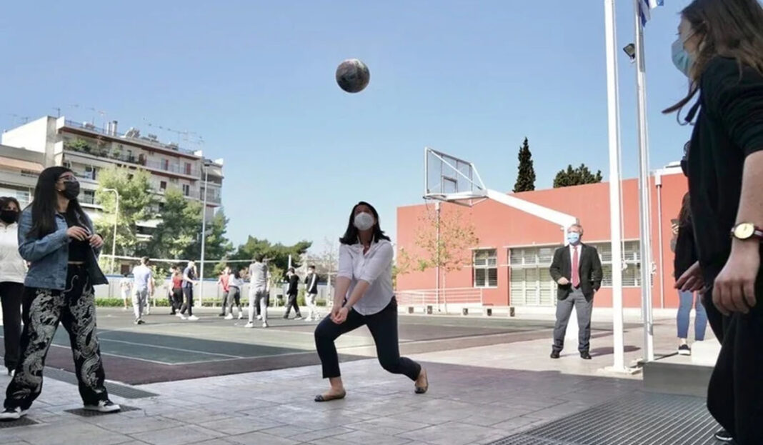 Αφού τα 'κανε μαντάρα στα της Παιδείας, η Κεραμέως το 'ριξε στο τόπι! | newsbreak