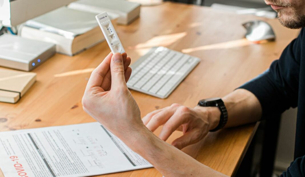 Οι απίθανοι προμηθευτές των self tests: Εταιρίες απεντόμωσης και απολύμανσης, υγρών καυσίμων και σήμανσης... αιγοπροβάτων covid test