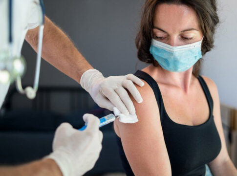 Ύποπτες» 557 περιπτώσεις! Οι παρενέργειες των τριών εμβολίων που  καταγράφηκαν στην Ελλάδα
