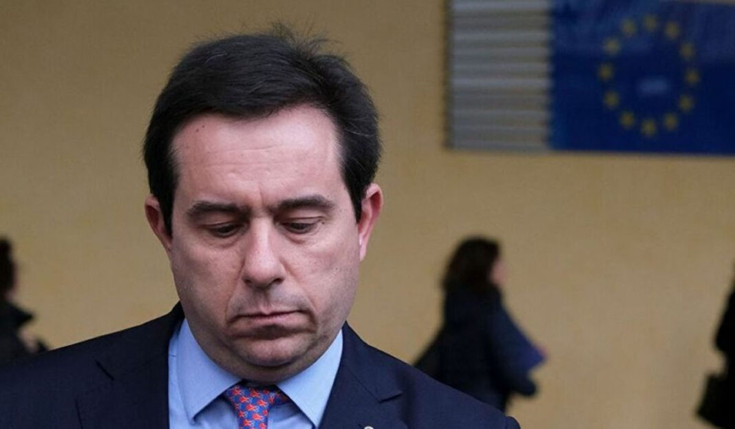 «Ιούδας» για τη γενέτειρά του Χίο ο Μηταράκης! Έκαψαν ομοίωμά του! (video)