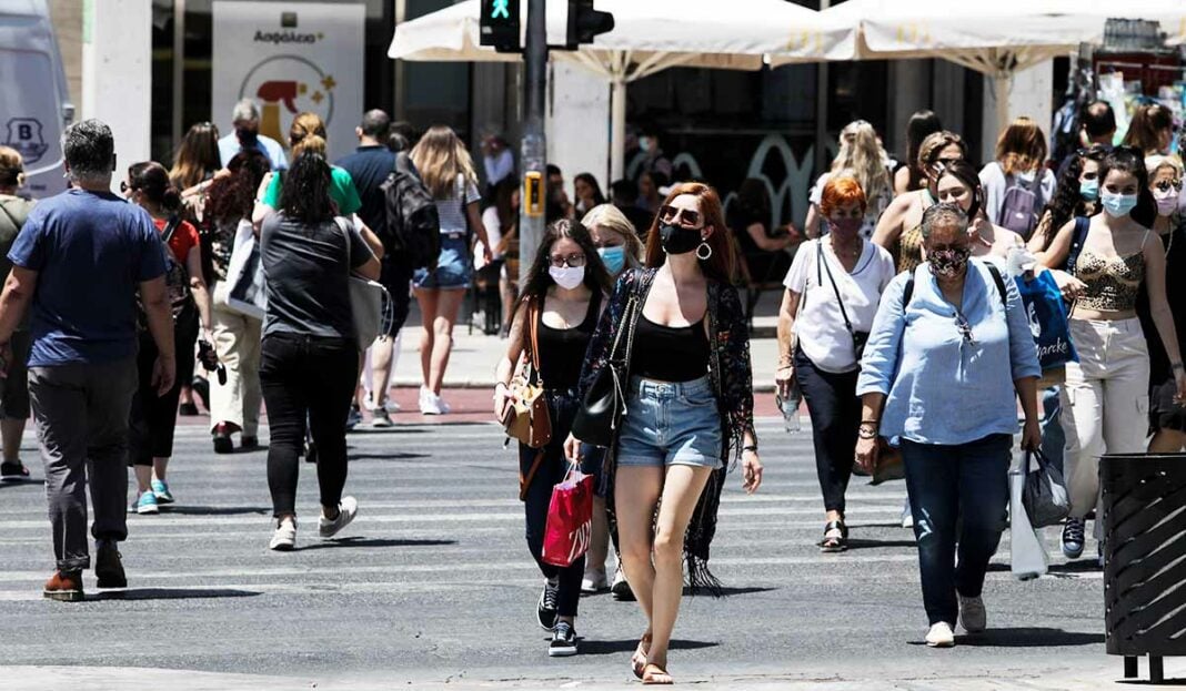 Τέλος οι μάσκες στους εξωτερικούς χώρους και τα self test για εμβολιασμένους - Πότε σταματάει η απαγόρευση κυκλοφορίας