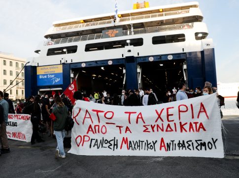 Apergia Sta Ploia Terasties Oyres Kai Ateleiwth Talaipwria Sto Limani Toy Peiraia Newsbreak