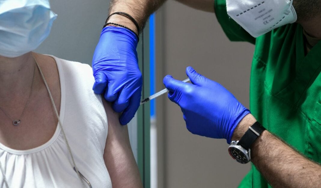 ΣΥΝΕΧΙΖΟΝΤΑΙ ΟΙ ΕΜΒΟΛΙΑΣΜΟΙ ΚΑΤΑ ΤΟΥ ΚΟΡΟΝΟΪΟΥ ΣΤΟ MEGA ΕΜΒΟΛΙΑΣΤΙΚΟ ΚΕΝΤΡΟ 5328643 1