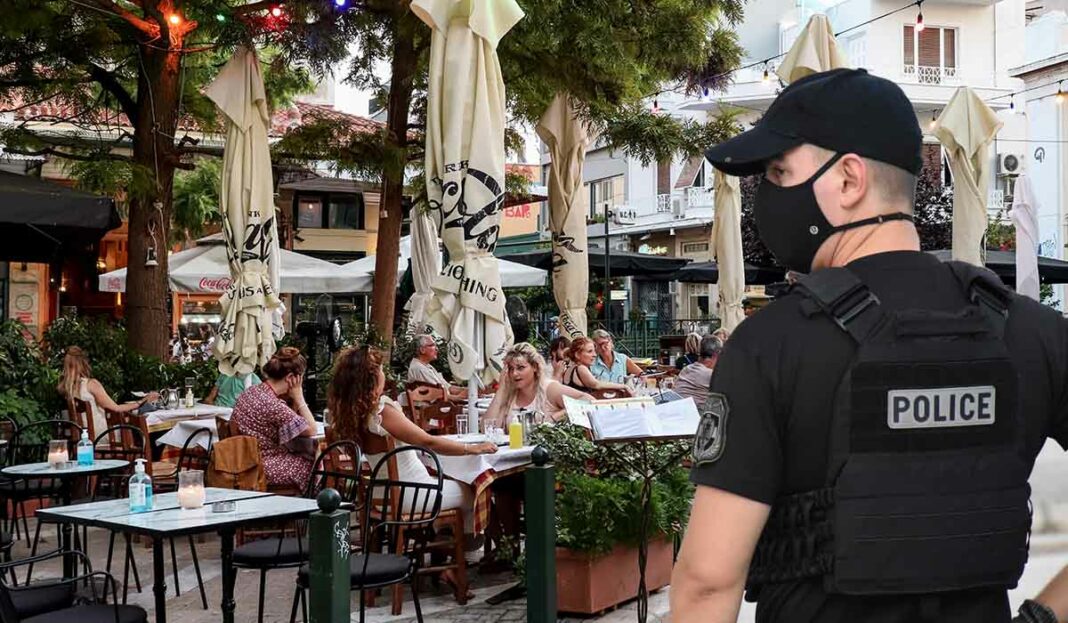 Τι άλλο θα ζήσουμε; Αστυνομικοί θα «σκανάρουν» στα εστιατόρια τα έγγραφα εμβολιασμού των πολιτών (video)