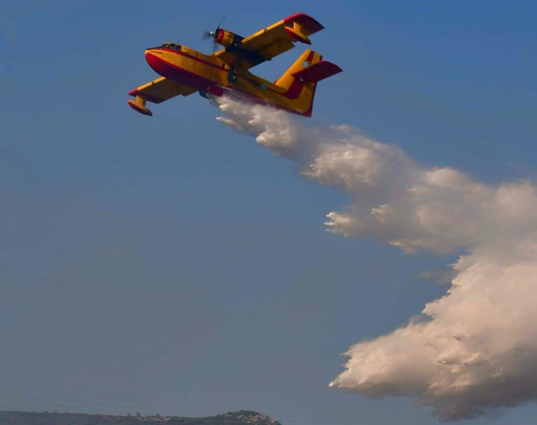 Φωτιά σε δασική έκταση στο Αλμυρό Μαγνησίας canader
