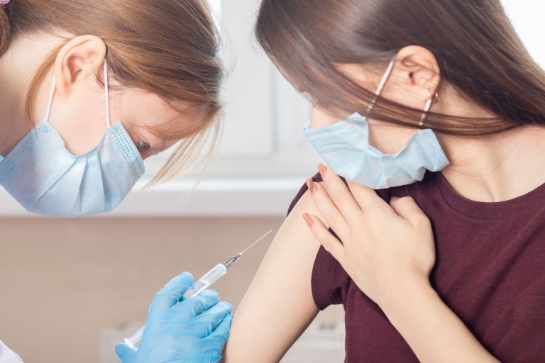 Εμβολιασμός εφήβων: Πότε ανοίγει η πλατφόρμα - Εβδομάδα αποφάσεων για τον υποχρεωτικό εμβολιασμό