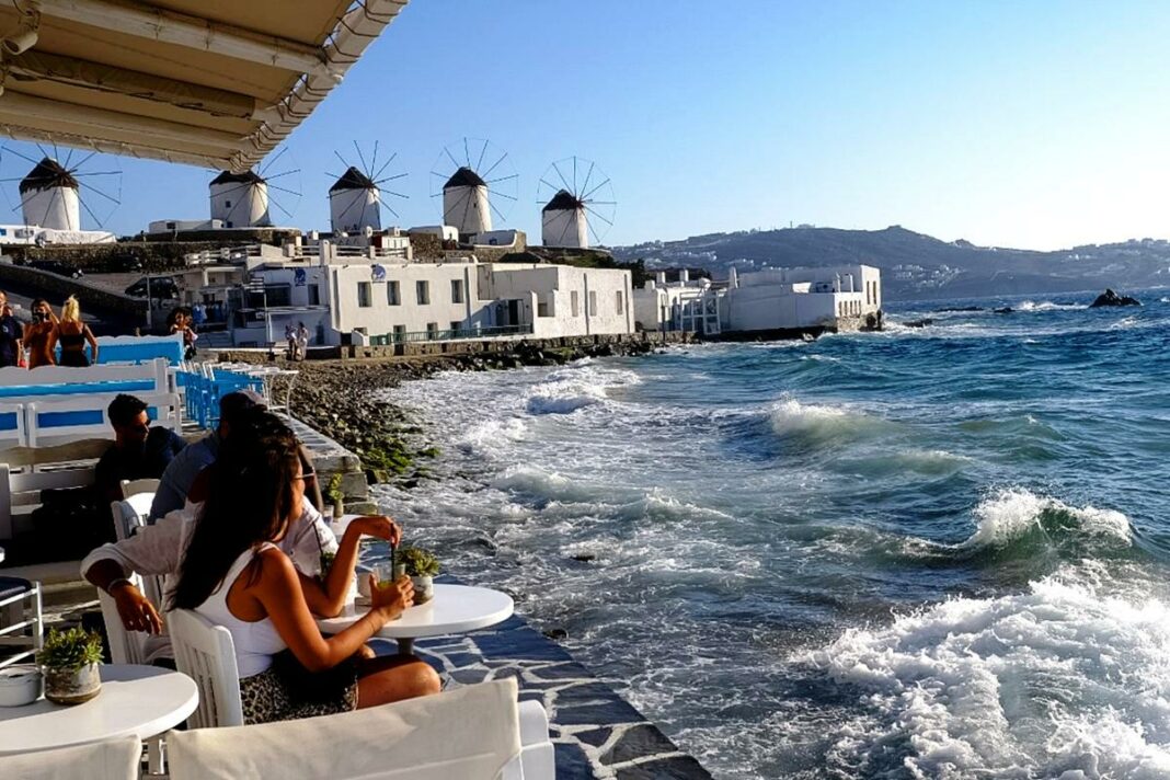 Τετραπλάσιος σε μια εβδομάδα ο αριθμός των ενεργών κρουσμάτων στη Μύκονο, 7πλάσιος στην Πάρο!