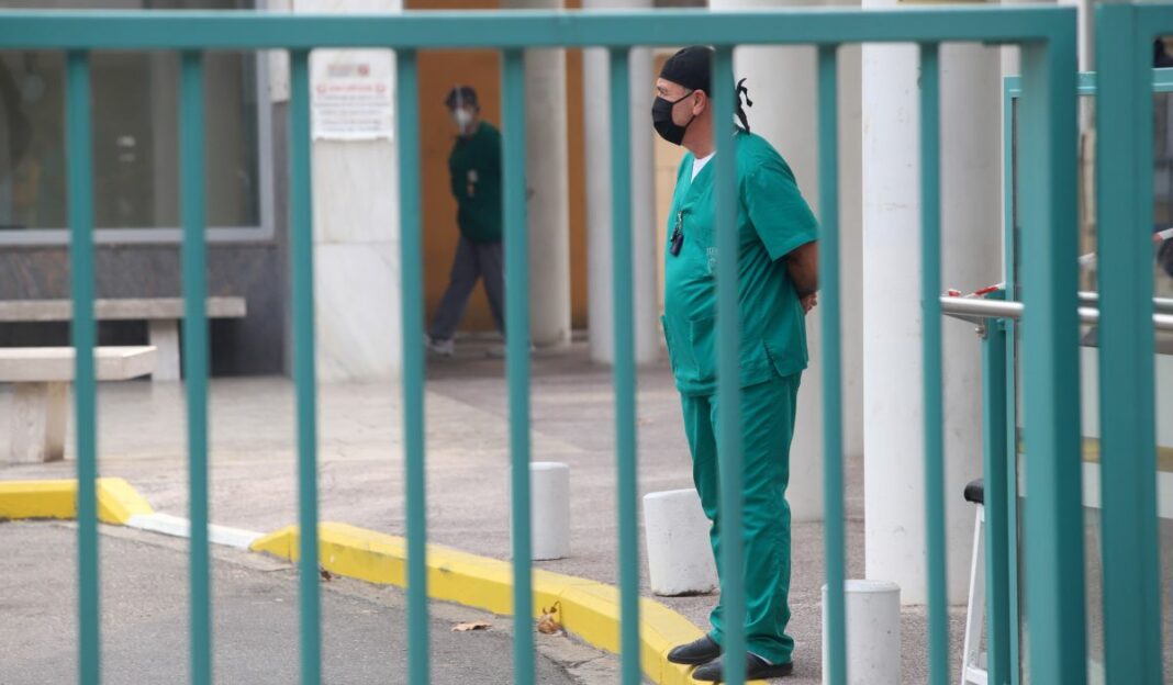 Κυβερνητικός διωγμός κατά των υγειονομικών: Αποψιλώνουν τα νοσοκομεία, καταδιώκουν τους συνδικαλιστές νοσηλευτές