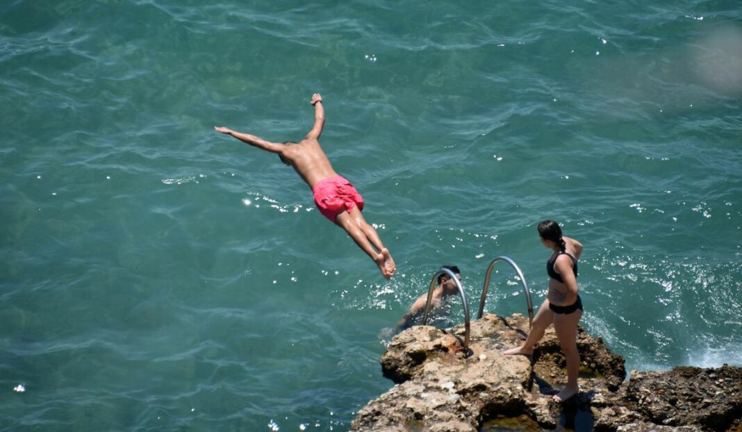 Διευθυντής Ερευνών Εθνικού Αστεροσκοπείου: «Θα είναι ένας καύσωνας που θα τον θυμόμαστε»! (video) παραλία βουτιά