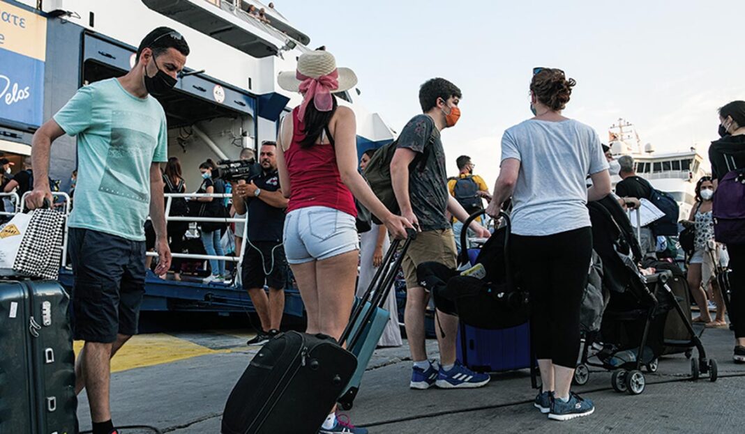 Χανιά-Πειραιάς χύμα στο κύμα! Ελλιπέστατος έλεγχος πιστοποιητικών, επιβάτες χωρίς μάσκες και συνωστισμός ploio