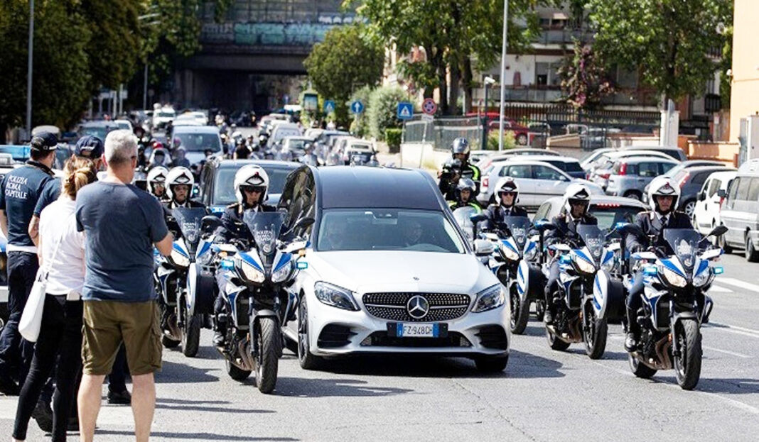 Βγήκαν στους δρόμους της Ρώμης να αποχαιρετήσουν την Ραφαέλα Καρά