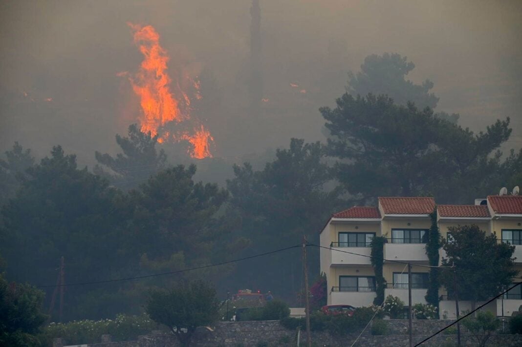 Πυρκαγιά στη Σάμο: Σε κατάσταση έκτακτης ανάγκης ζητούν να κηρυχθεί το νησί οι τοπικοί άρχοντες