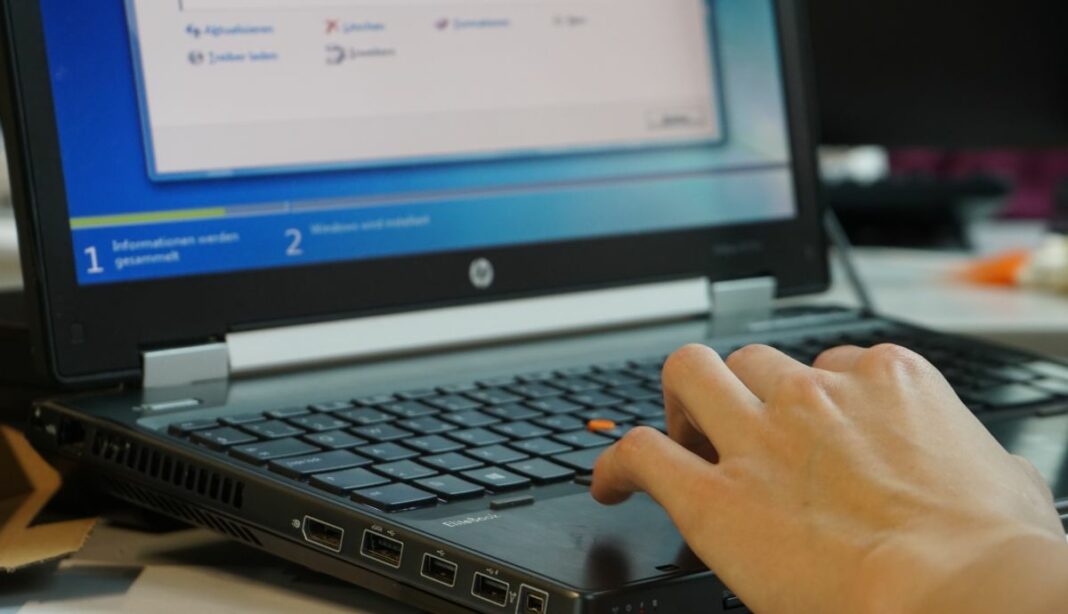 Συνελήφθη 17χρονος στη Μύκονο - Εκβίαζε τους γονείς 12χρονης ότι θα διαρρεύσει γυμνές φωτογραφίες της