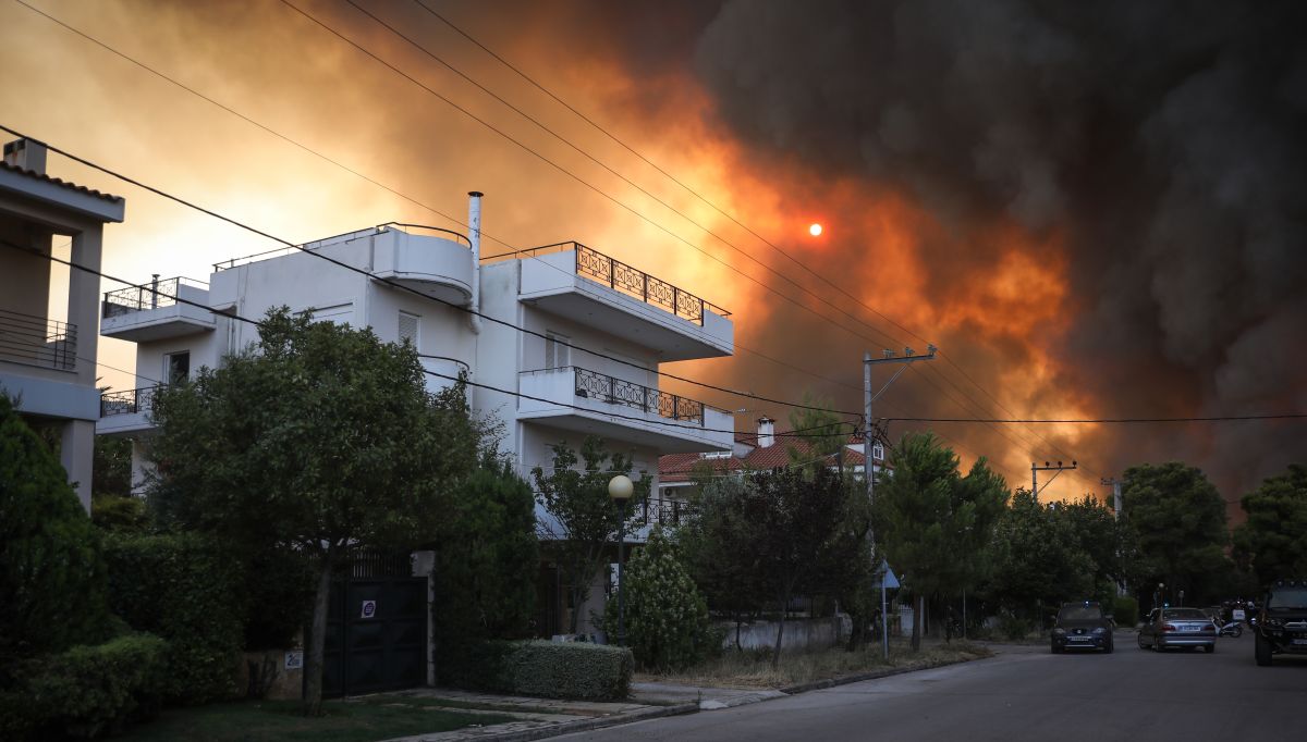 Κόλαση! Χωρίς ανέμους άφησαν τη φωτιά να εξαπλωθεί σε Θρακομακεδόνες, Τατόι και Ολυμπιακό Χωριό (video)