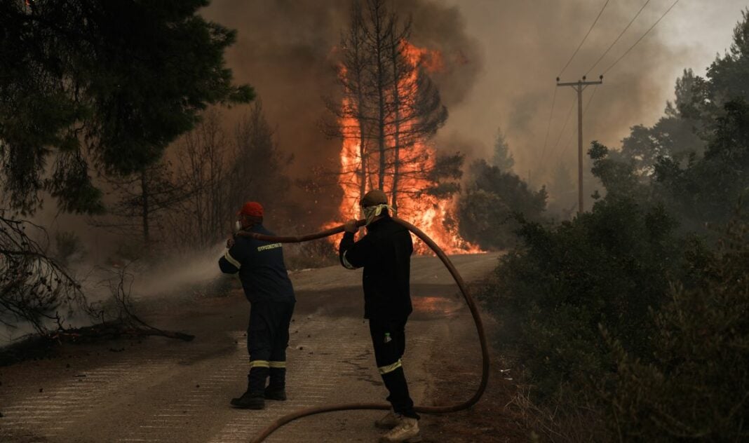 ΣΥΝΕΧΙΖΕΤΑΙ Η ΜΑΧΗ ΜΕ ΤΙΣ ΑΝΑΖΩΠΥΡΩΣΕΙΣ ΣΤΑ ΜΕΤΩΠΑ ΤΗΣ Β. ΕΥΒΟΙΑΣ(EUROKINISSI/ΒΑΣΙΛΗΣ ΡΕΜΠΑΠΗΣ) 5356523