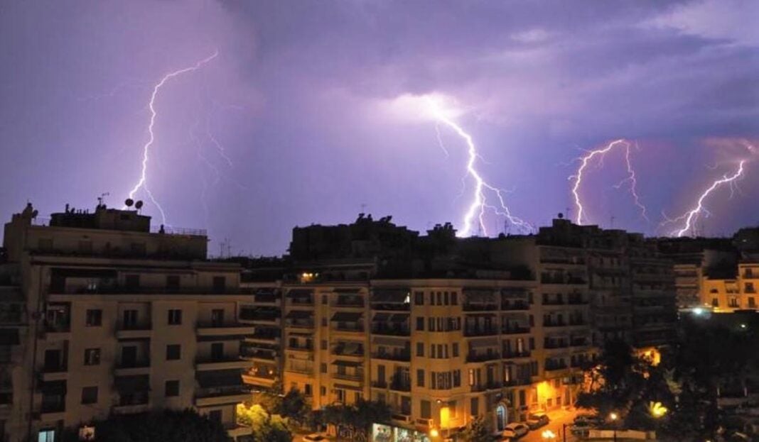 Έκαναν τη νύχτα μέρα οι κεραυνοί και οι αστραπές στη Θεσσαλονίκη! (video) astrapes
