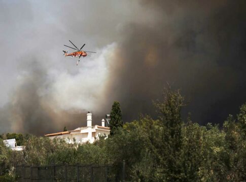 Μεγάλη φωτιά στη Βαρυμπόμπη - Στις φλόγες οι πρόποδες της Πάρνηθας -  Ακούγονται εκρήξεις (video)