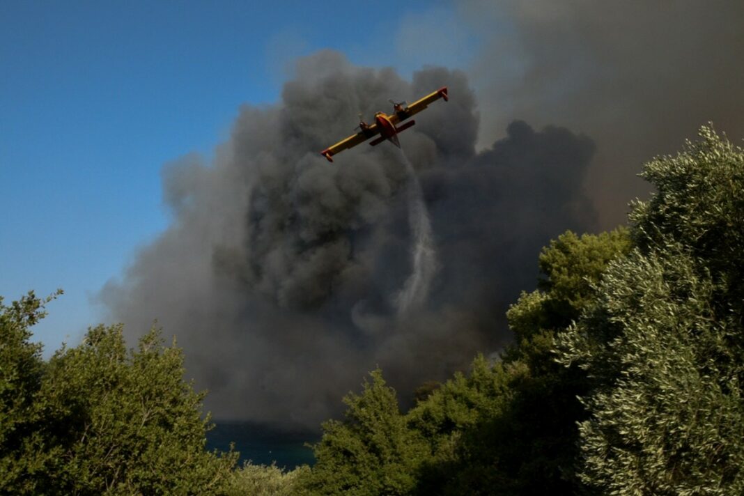 «Κόκκινος» συναγερμός στη Ρόδο: Ανεξέλεγκτη η φωτιά, εκκενώνονται οικισμοί - Χωρίς ρεύμα μεγάλο μέρος του νησιού (video) fotia aeroplano