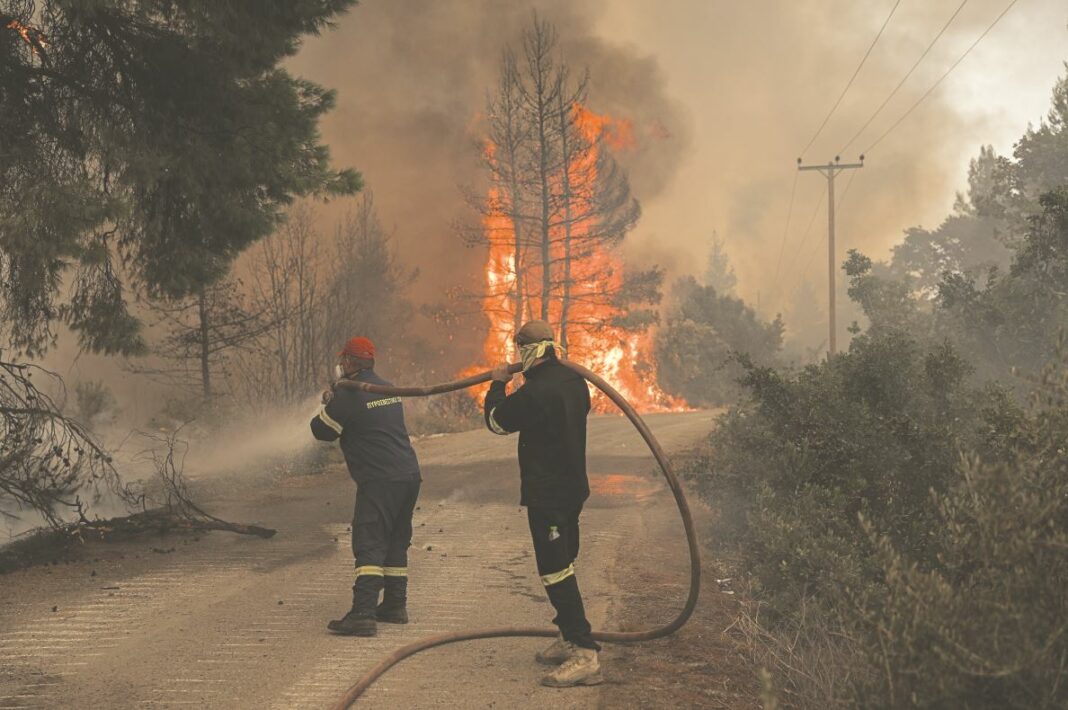 Οι κάτοικοι της βόρειας Εύβοιας προειδοποιούν: «Θα μας βρουν μπροστά τους, εάν πειράξουν τους πυροσβέστες» fotia pyrosvestes