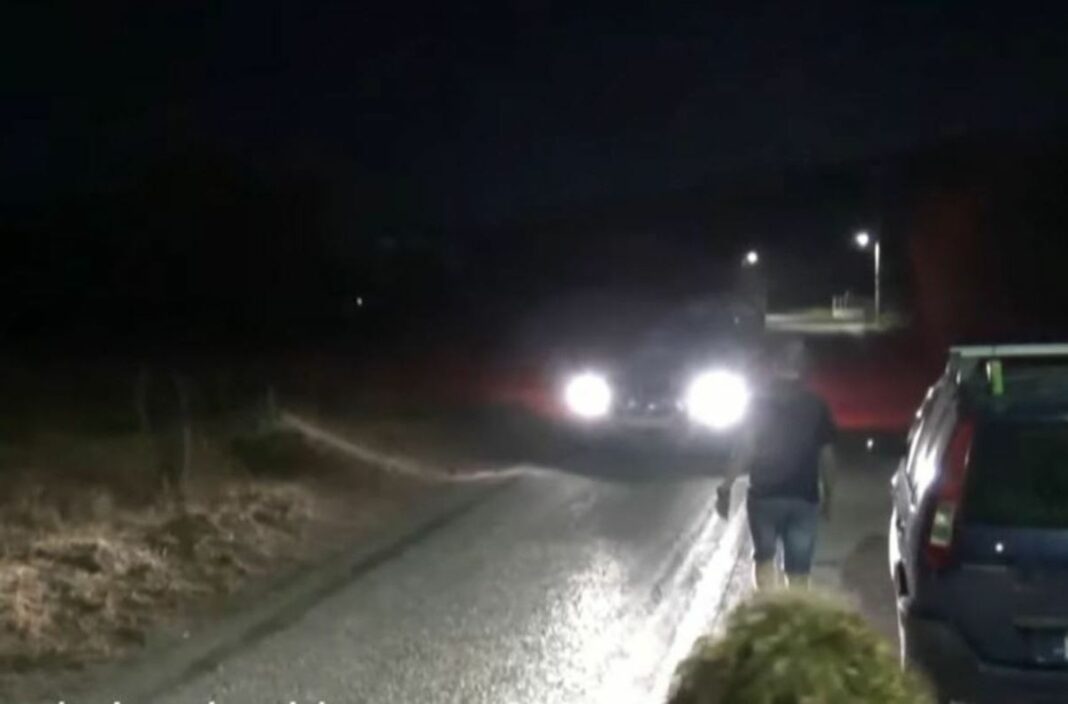 Μπλόκα και περιπολίες από κατοίκους στον Κουβαρά Αττικής, για τον φόβο των εμπρηστών (video) koyvaras bloko